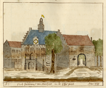 804944 Gezicht op het stadhuis van Montfoort met rechts de IJsselpoort.